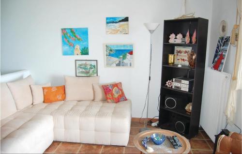 a living room with a white couch and a shelf at Pet Friendly Apartment In Melissi With Wifi in Melission