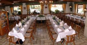 comedor grande con mesas y sillas blancas en Gasthof Zur Post en Bad Goisern