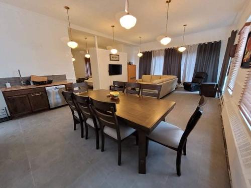 Η κουζίνα ή μικρή κουζίνα στο Charming Renovated Brick Home on ATV/Snowmbl trail