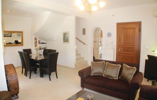 Χώρος καθιστικού στο Nice Home In Nea Makri With Kitchen