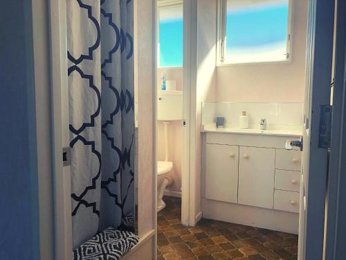 baño con lavabo y cortina de ducha en ASURE Surrey Court Motel Invercargill, en Invercargill