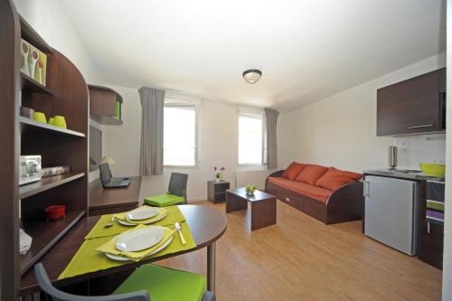 a living room filled with furniture and a coffee table at Central Fac in Bourg-en-Bresse