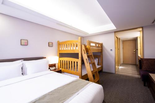 Tempat tidur susun dalam kamar di Seoul Garden Hotel