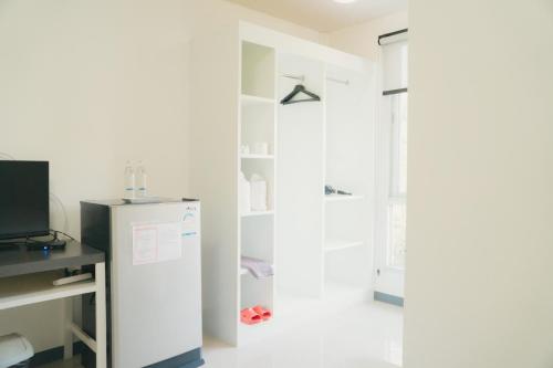 um frigorífico branco num quarto com uma janela em Honghub Sakon Hotel em Sakon Nakhon