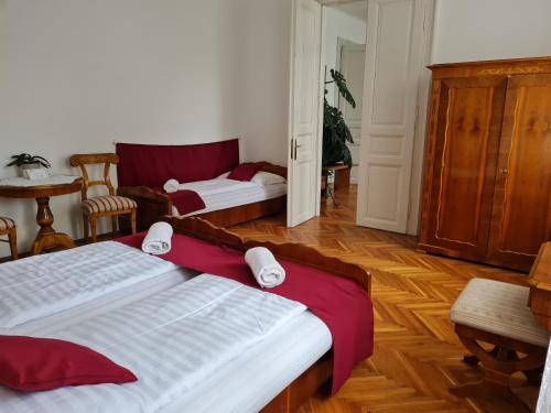 Sala de estar con 2 camas y mesa en TulipánVendégház, en Keszthely