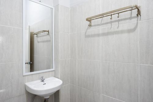 RedDoorz near Jalan Adi Sucipto Solo tesisinde bir banyo