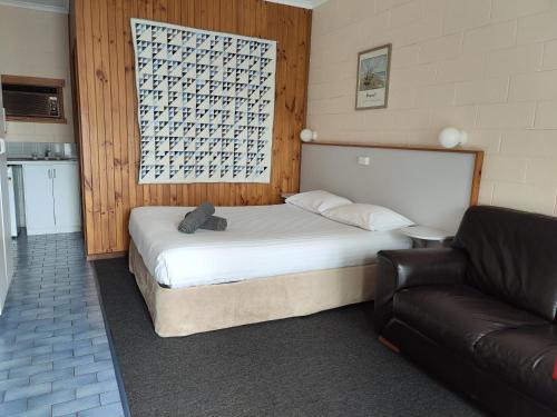 Ένα ή περισσότερα κρεβάτια σε δωμάτιο στο Yarragon Motel