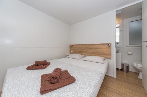 Ένα ή περισσότερα κρεβάτια σε δωμάτιο στο Mobile Homes Crystal Camp Soline