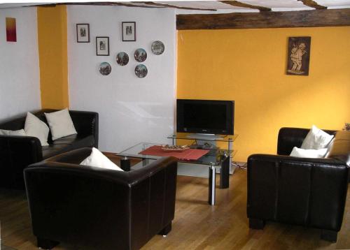 ein Wohnzimmer mit 2 Sofas und einem TV in der Unterkunft Ferienhaus Anna Maria in Bernkastel-Kues