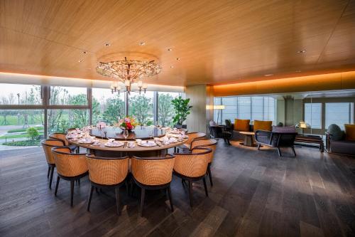 a large dining room with a table and chairs at Mumian Chengdu Dong'an Lake in Chengdu