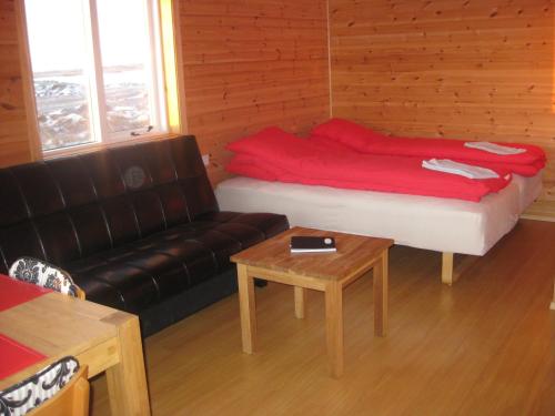 Langafjaran Cottages tesisinde bir odada yatak veya yataklar