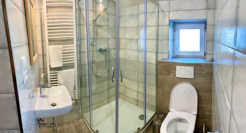 bagno con servizi igienici, lavandino e finestra di Chalupa Za lesíkom a Ždiar