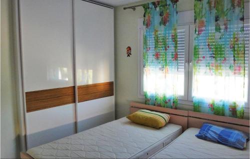 カナリにあるStunning Home In Preveza With 7 Bedrooms, Wifi And Outdoor Swimming Poolの小さなベッドルーム(ベッド1台、窓付)