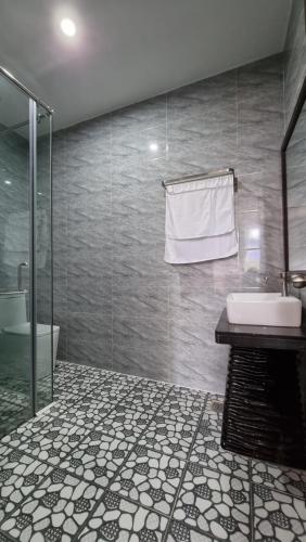 a bathroom with a sink and a shower at Vạn Huệ Homestay Bình Dương in Thuan An