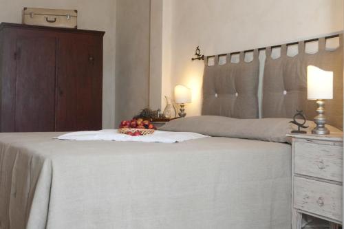 een slaapkamer met een bed met een fruitschaal erop bij Rinidia - Siena Celso Cittadini Grande in Siena