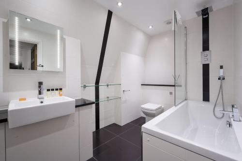 Bilik mandi di Apartment 4, 48 Bishopsgate by City Living London