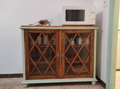 a microwave sitting on top of a wooden cabinet at Cal Sabater in Preixana