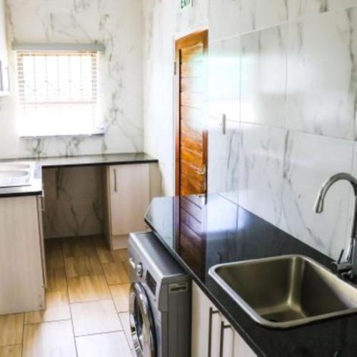 Dapur atau dapur kecil di Estoby Executive guest house