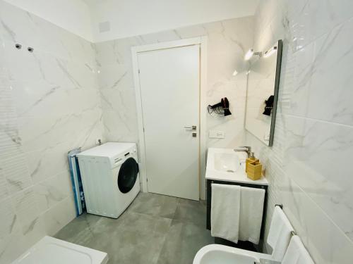 bagno bianco con servizi igienici e lavandino di Palinuro blue holiday home a Palinuro