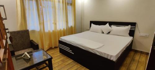 1 dormitorio con 1 cama, 1 mesa y 1 cama sidx sidx sidx sidx en Nature Heights BNB en Nainital