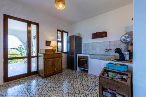 Η κουζίνα ή μικρή κουζίνα στο su mari su entu Isola di Sant'Antioco villa con accesso diretto al mare