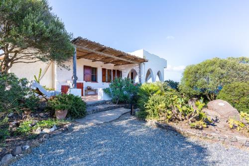 Κήπος έξω από το su mari su entu Isola di Sant'Antioco villa con accesso diretto al mare
