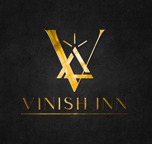 un logotipo de oro con la letra viiini en ViNiSH iNN, en Nallathanniya