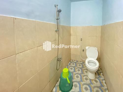 ein Bad mit einem WC in einer Duschkabine in der Unterkunft Homestay Tirtasari Pinrang City Center Mitra RedDoorz in Pinrang