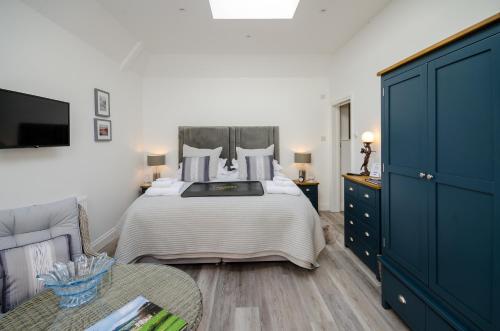 una camera da letto con un letto grande e un divano di Lavender Lodge ad Arundel