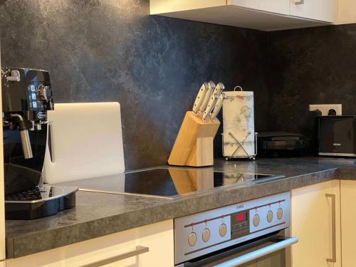 a kitchen with a counter top with a knife block at Ferienwohnung OutletCity in Metzingen