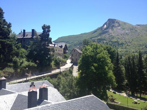 A general mountain view or a mountain view taken from a vendégházakat