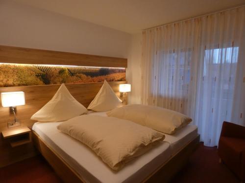 Un pat sau paturi într-o cameră la Gasthof Engel