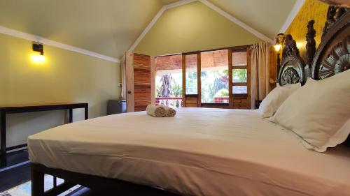 Cama o camas de una habitación en Shawnels Beach Resort