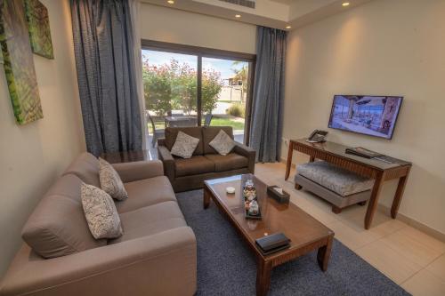 TV a/nebo společenská místnost v ubytování Royal L'azure Resort