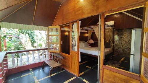 Habitación pequeña con cama y ventana en Shawnels Beach Resort, en Palolem