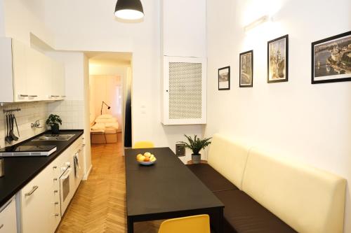 Majoituspaikan Central 3 bedroom apartment for 6 guests - AC, Wi-Fi, Self check in-out, Professional hosts keittiö tai keittotila