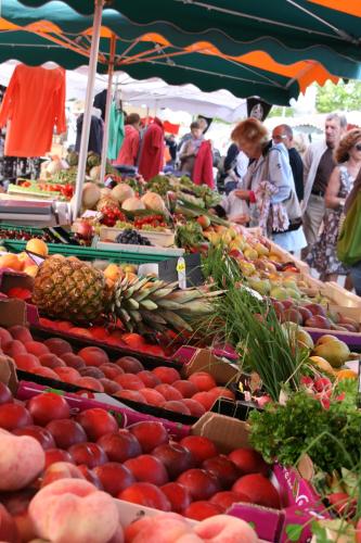 - un marché avec un bouquet de fruits et légumes dans l'établissement Gîte de Vacances - Côtes d Armor - Pluduno, Plancoët, à Pluduno
