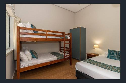 1 dormitorio con 2 literas y lámpara en Kookaburra Villa at Kingfisher Bay Resort en Kingfisher Bay