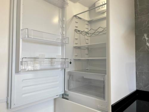 a white refrigerator with its door open in a kitchen at Hermoso piso con vistas en Part Alta de Tarragona! in Tarragona