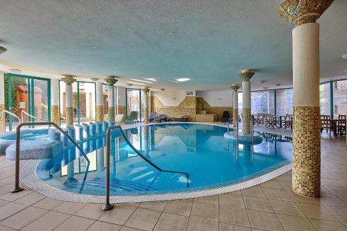 Bazén v ubytovaní Lugas Hotel alebo v jeho blízkosti