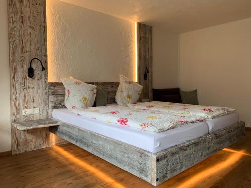 Tempat tidur dalam kamar di Ferienhof Oberer Gollmitzer
