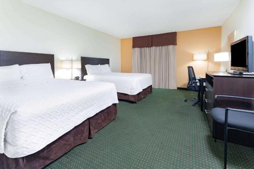 A bed or beds in a room at Travelodge by Wyndham Bracebridge