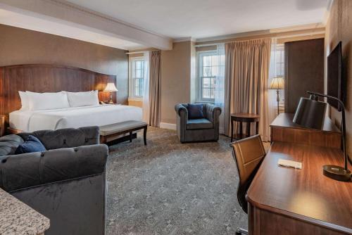 una camera d'albergo con letto e divano di The Americus Hotel, Trademark Collection by Wyndham ad Allentown