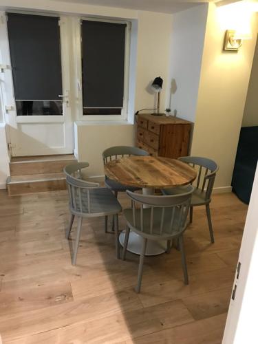 une salle à manger avec une table et des chaises en bois dans l'établissement Bel appart 2/4 pers front de mer, à Le Touquet-Paris-Plage