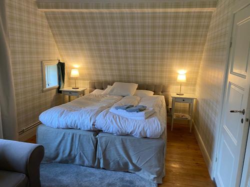 a bedroom with a bed and a lamp at Bjälbo Gästhus B&B in Skänninge