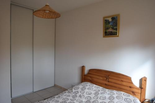 1 dormitorio con 1 cama y una foto en la pared en T3 coquet et lumineux aux pieds des pistes, en Ancelle