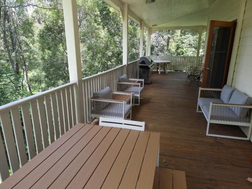 Ein Balkon oder eine Terrasse in der Unterkunft Blokhus, a stunning retreat in the treetops