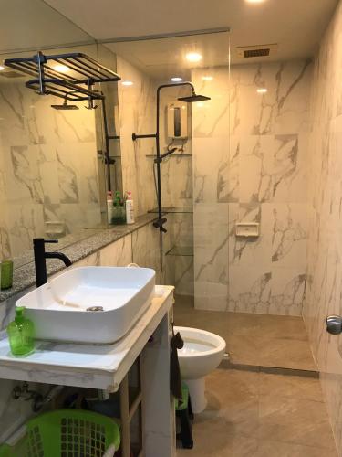 a bathroom with a sink and a toilet and a shower at 溫馨小屋 in Bangkok