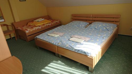 two twin beds in a small room withthritisthritisthritisthritisthritisthritisthritisthritis at Penzion pod Vlkolíncom in Ružomberok
