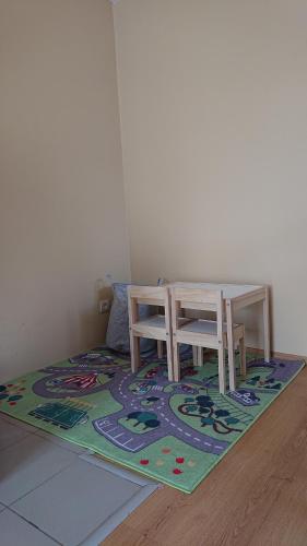 a table and two chairs sitting on a rug at Penzion pod Vlkolíncom in Ružomberok